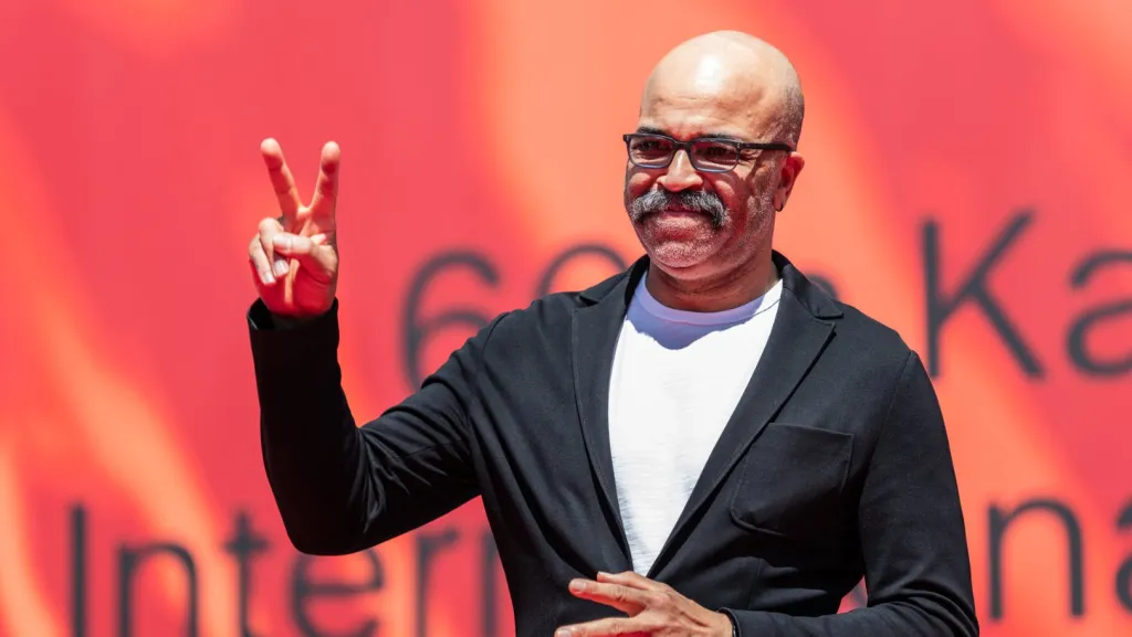 Jeffrey Wright na červeném koberci Varů