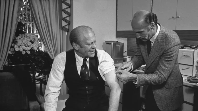 Prezident Ford se nechal očkovat mezi prvnímí