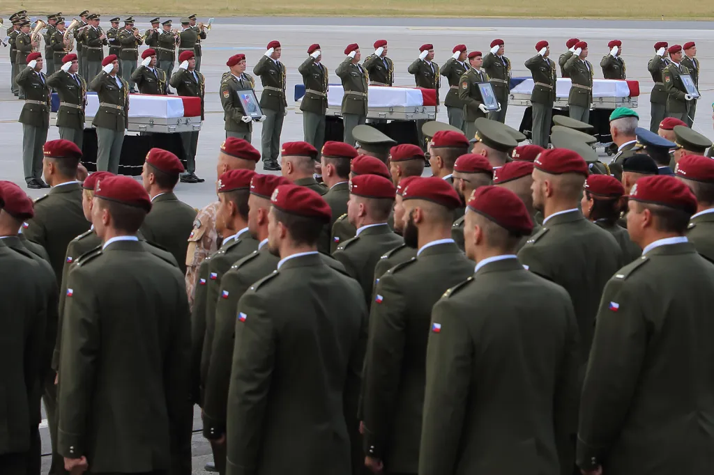 Těla tří českých vojáků, (Martina Marcina, Kamila Beneše a Patrika Štěpánka), kteří padli v Afghánistánu, dopravil ve středu 8. srpna do Česka letecký speciál. Na pražském letišti v Ruzyni proběhl po přistání pietní ceremoniál, kterého se zúčastnili pozůstalí i ústavní činitelé.