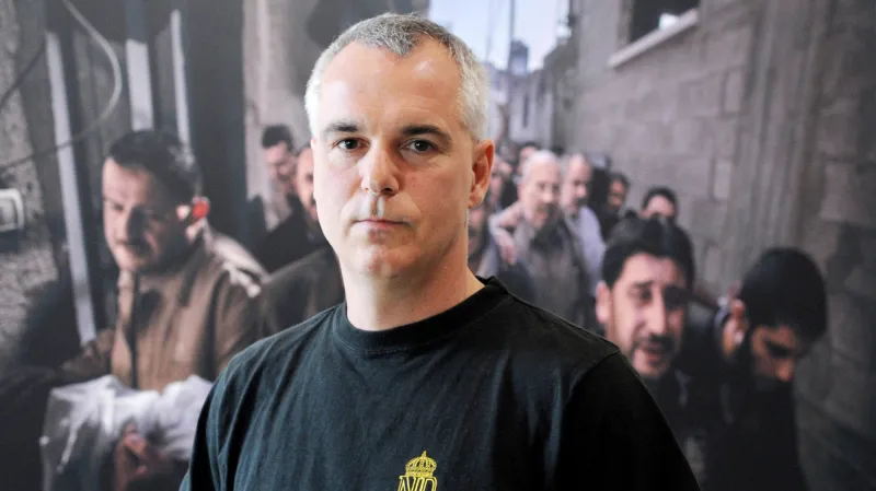 Paul Hansen před vítězným snímkem World Press Photo