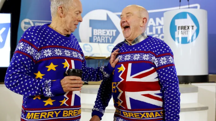 Berry Clarkson a Alastair Sutcliffe s vánočními svetry s motivy brexitu