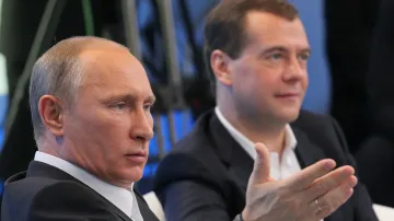 Rok 2011 - Vladimir Putin jako prezidentský kandidát a Dmitrij Medvěděv jako končící prezident