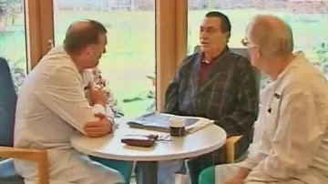 Husní Mubarak se svými lékaři