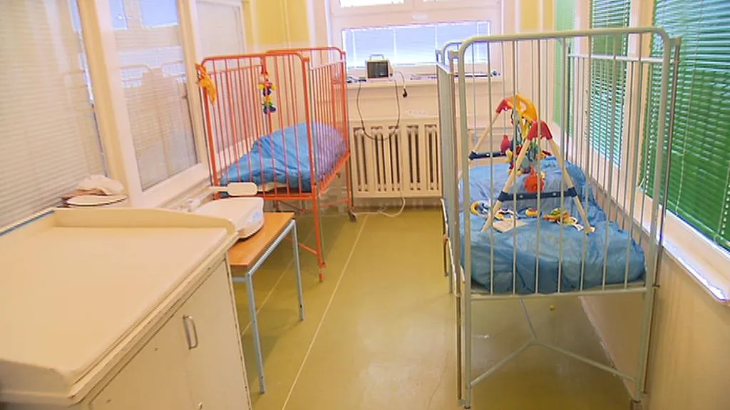 Prázdné pokoje na dětském lůžkovém oddělení v rakovnické nemocnici