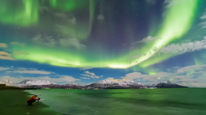 Polární záře v Tromsø 27. října 2021 vznikla jen díky slunečnímu větru bez vlivu nějaké silnější erupce na Slunci