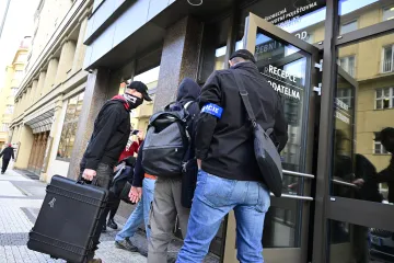 Policie při zásahu v centrále VZP zadržela 19 lidí
