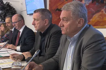 Pražští opoziční zastupitelé kritizují Svobodovo vystupování s černým kašlem