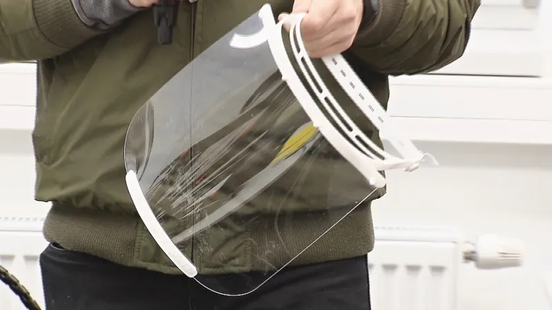 V Ostravě vyrábějí štíty pro zdravotníky