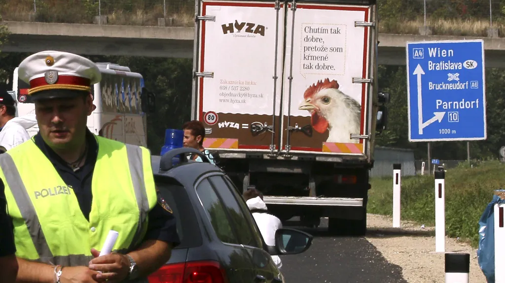 Rakouská policie u odstaveného nákladního vozu s desítkami mrtvých uprchlíků
