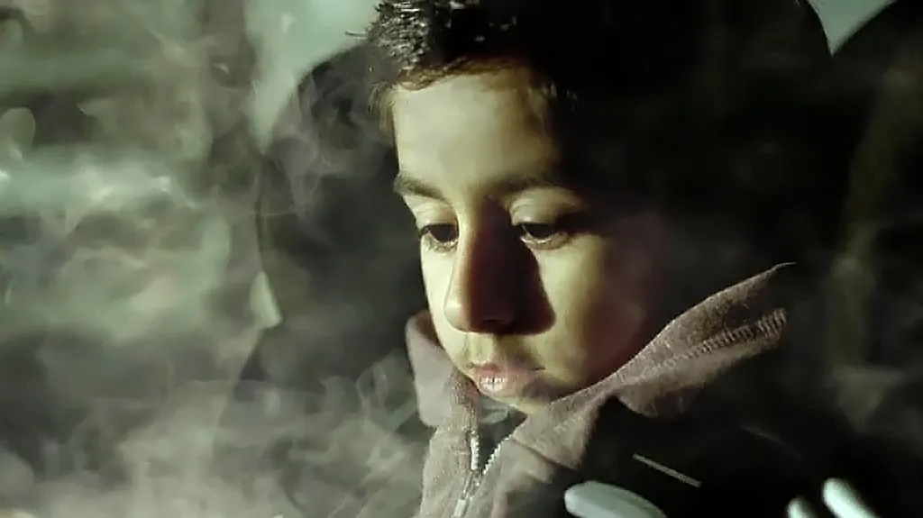 Británie zakázala kouření v autech s dětmi