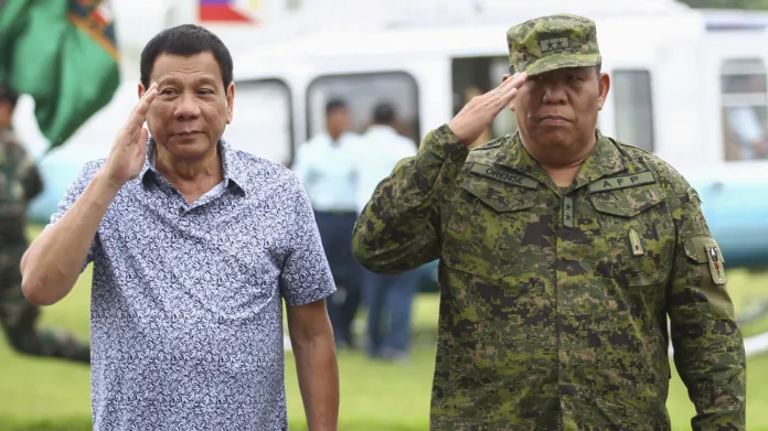 Rodrigo Duterte (vlevo)