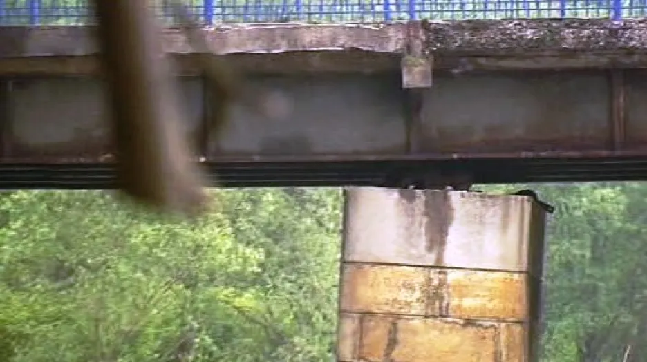 Vychýlený pilíř mostu přes Ostravici