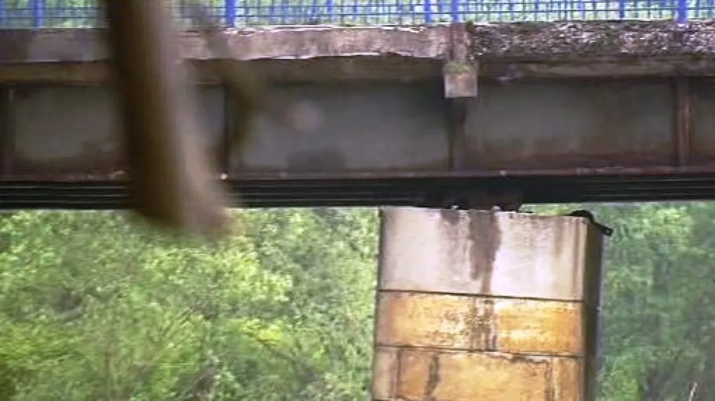 Vychýlený pilíř mostu přes Ostravici