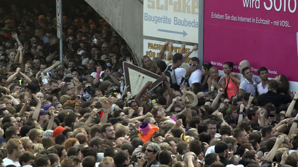 V tlačenici na Loveparade zahynuly dvě desítky lidí