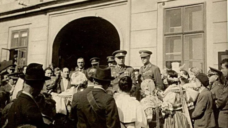 Ludvík Svoboda na náměstí v Podivíně oznamuje konec války