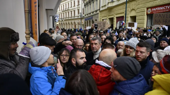 Andrej Babiš se měl na jabloneckém Mírovém náměstí setkat s občany, davem se dostal jen na jeho okraj