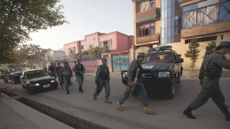 Afghánská policie hlídá okolí British Council v Kábulu