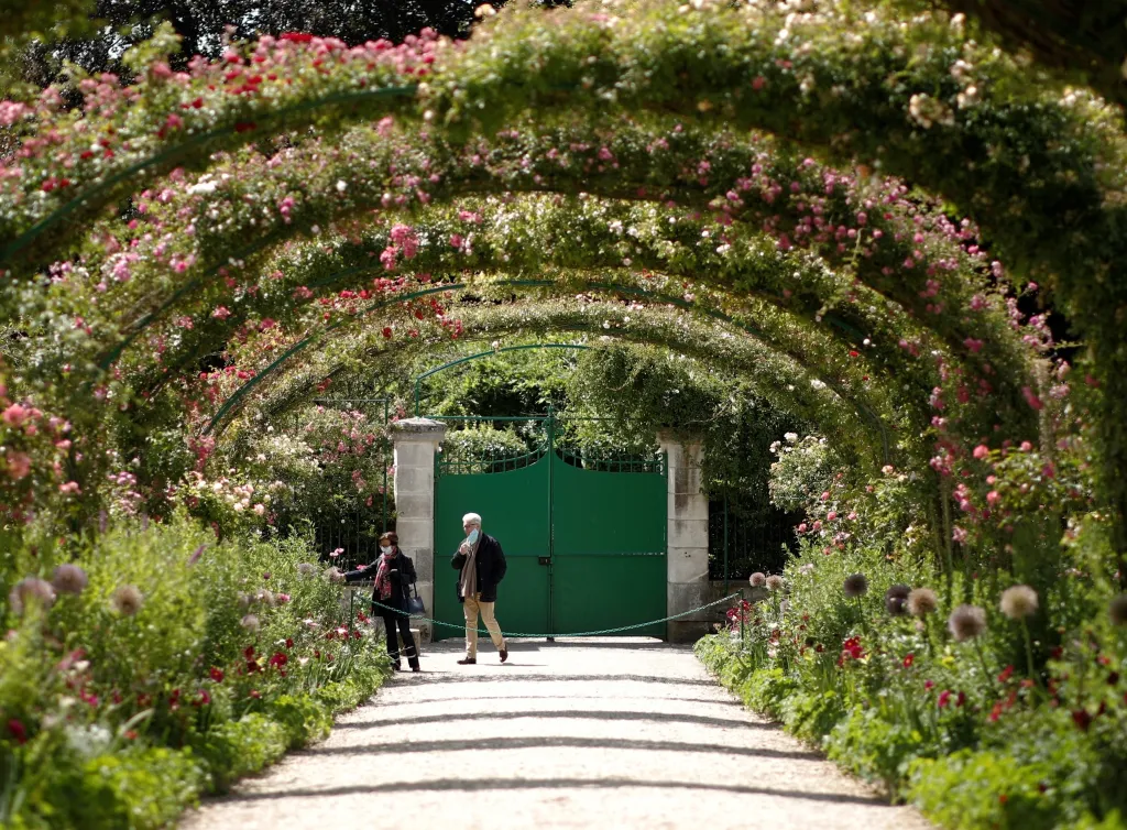 Po zmírnění koronavirových restrikcí lidé mohli opět navštívit zahrady Clauda Moneta v Giverny. Tento francouzský impresionista vytvořil na přelomu 19. a 20. století skutečné veledílo, které rád přenášel i na malířské plátno