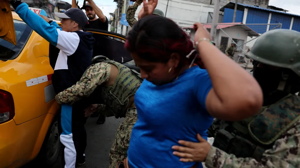 Vojáci prohledávají místní obyvatele ve městě Guayaquil