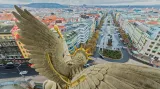 Pohled na prostor Václavského náměstí a okolí ze střechy Národního muzea přes křídla čerstvě zrekonstruovaného sousoší „Nadšení“ od sochaře Bohuslava Schnircha.