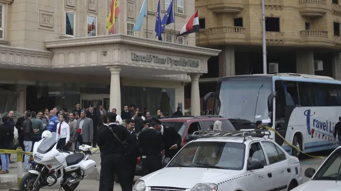 Egyptská policie před hotelem po útoku