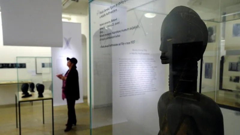 Ženská figura z Pobřeží slonoviny z přelomu 19. a 20. století