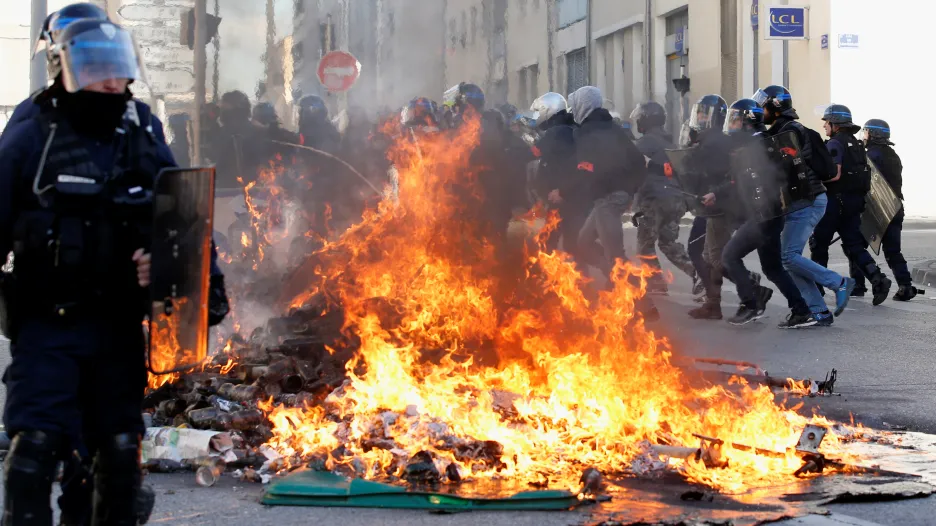 Policie během protestů v Marseille