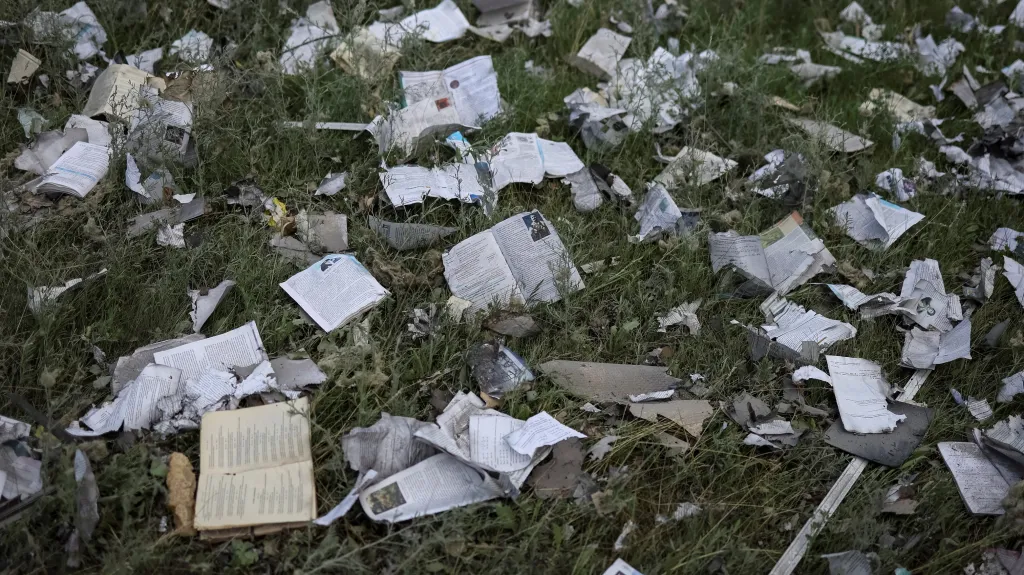 Učebnice rozházené po ruském ostřelování školy v Bachmutu
