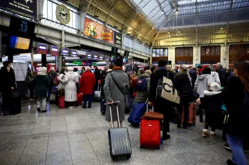 Konec roku ve Francii poznamená stávka železničářů, v Británii protest pohraničníků