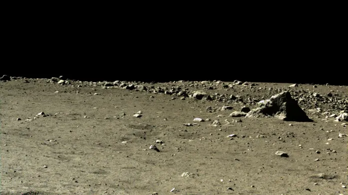 Nejnovější snímky z Měsíce od Nefritového králíka uveřejnila Čínská národní vesmírná agentura