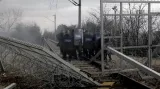 Zprávy v 16: Migranti prorazili na řecko-makedonské hranici plot