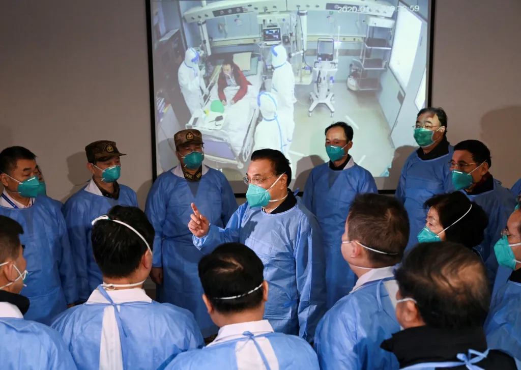 Situaci se šířící se nákazou řešil čínský premiér Li Kche-čchiang. S maskou a ochranným oděvem hovoří se zdravotnickými pracovníky v nemocnici Jinyintan ve Wu-chanu