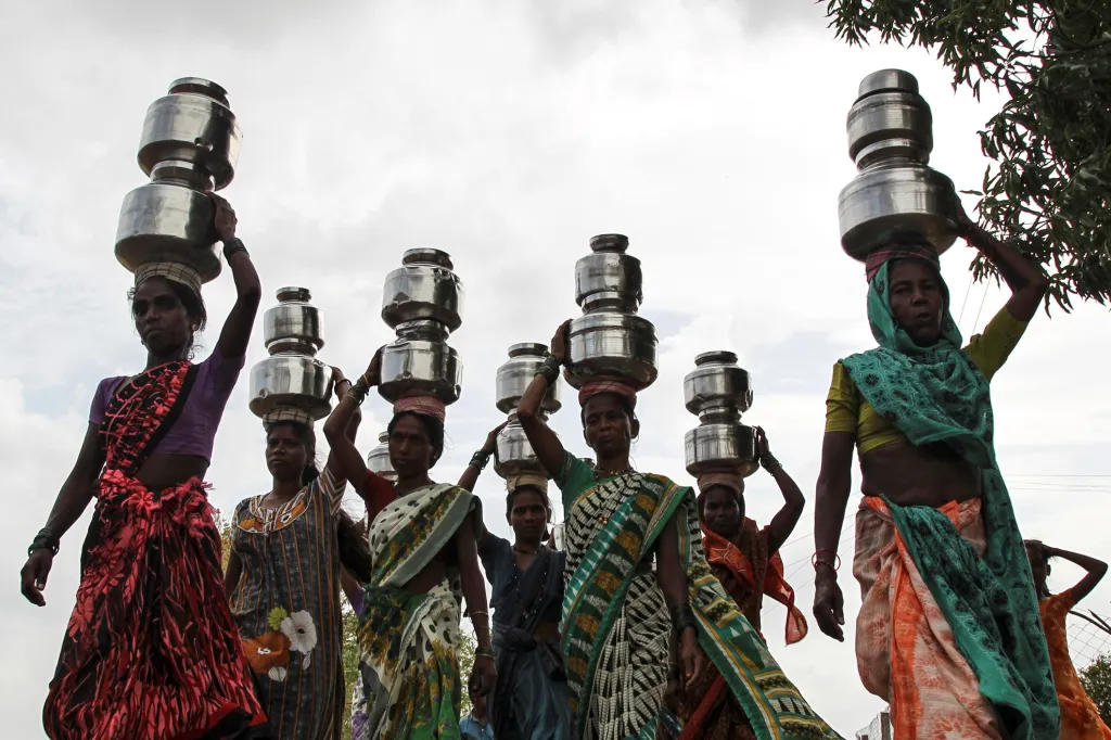 Ženy na snímku nesou v jistém slova smyslu ještě cennější poháry naplněné pitnou vodou z umělé nádrže, která musela být postavena vedle znečištěného jezera Thane v Indii