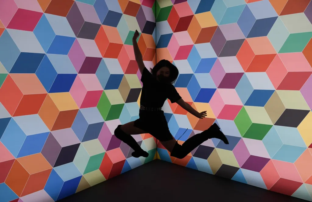 The WOW! je název pop-up galerie v Berlíně, která představila prostory, kde se diváci sami stávají autory. Interaktivní prostor nabízí možnost vytvořit si netradiční selfie v místnostech, které mění styl dle zaměření diváka