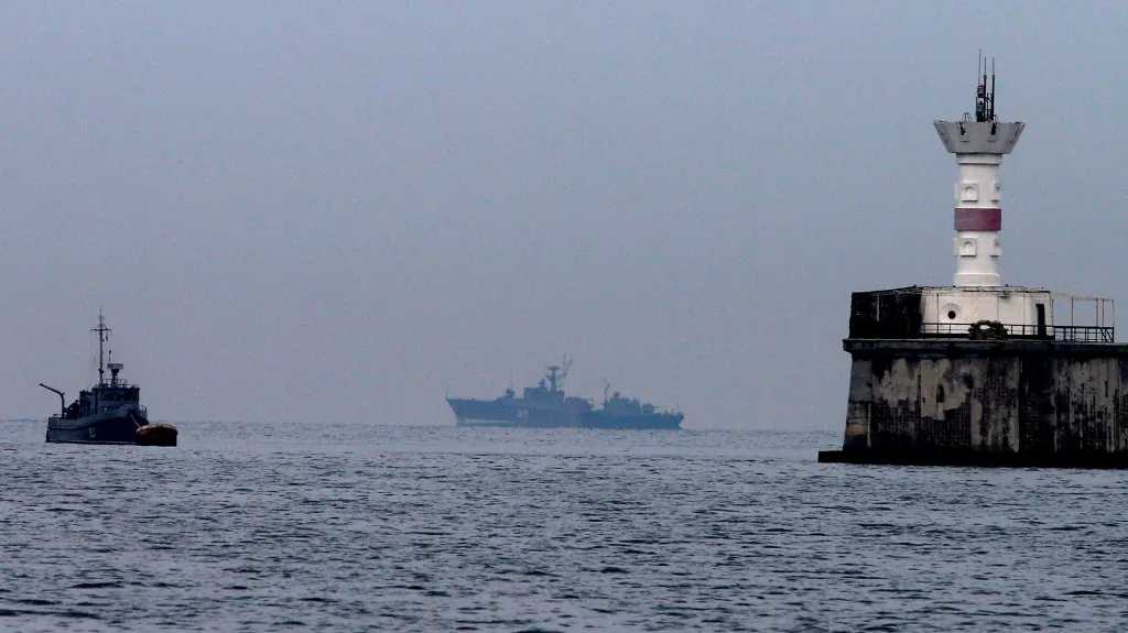 Ruské námořní lodě stráží Sevastopolský záliv