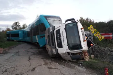 Vykolejený vlak u Valašského Meziříčí už železničáři odklidili. Vlaky na Rožnov ale stále nejezdí