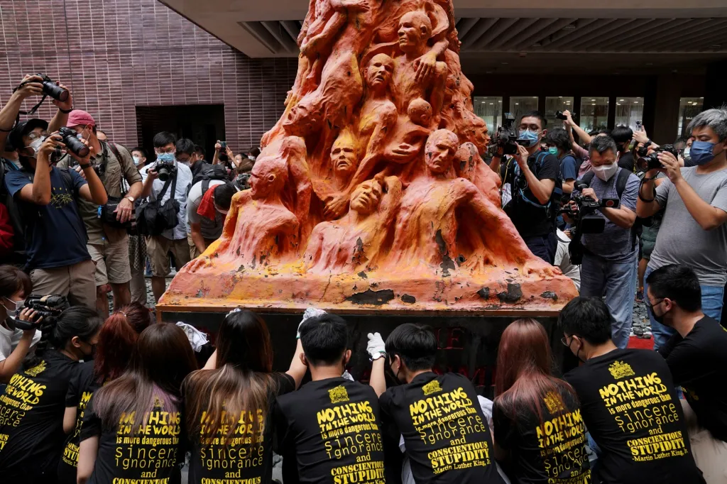 Na fotografii jsou studenti hongkonské univerzity, kteří čistí sochu „Pillar of Shame“ (plastika dánského umělce Jense Galschiota)  u příležitosti 32. výročí zásahu proti prodemokratickým demonstrantům na pekingském náměstí Nebeského klidu v roce 1989. Socha je v Hongkongu  považována za symbol tohoto zásahu