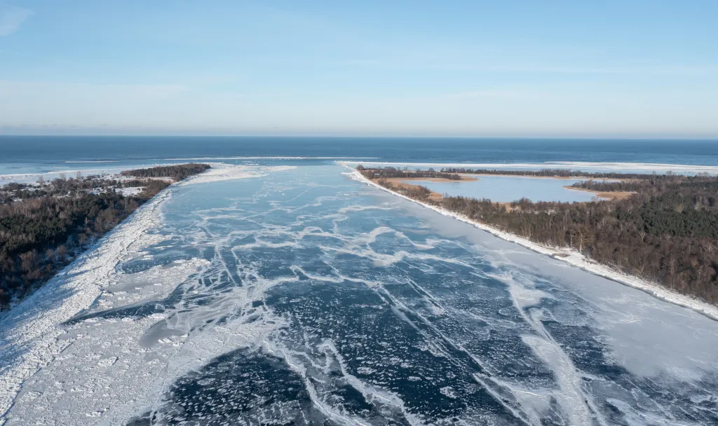 Dronový záběr ústí zamrzlé řeky Visly poblíž polského Mikoszewa