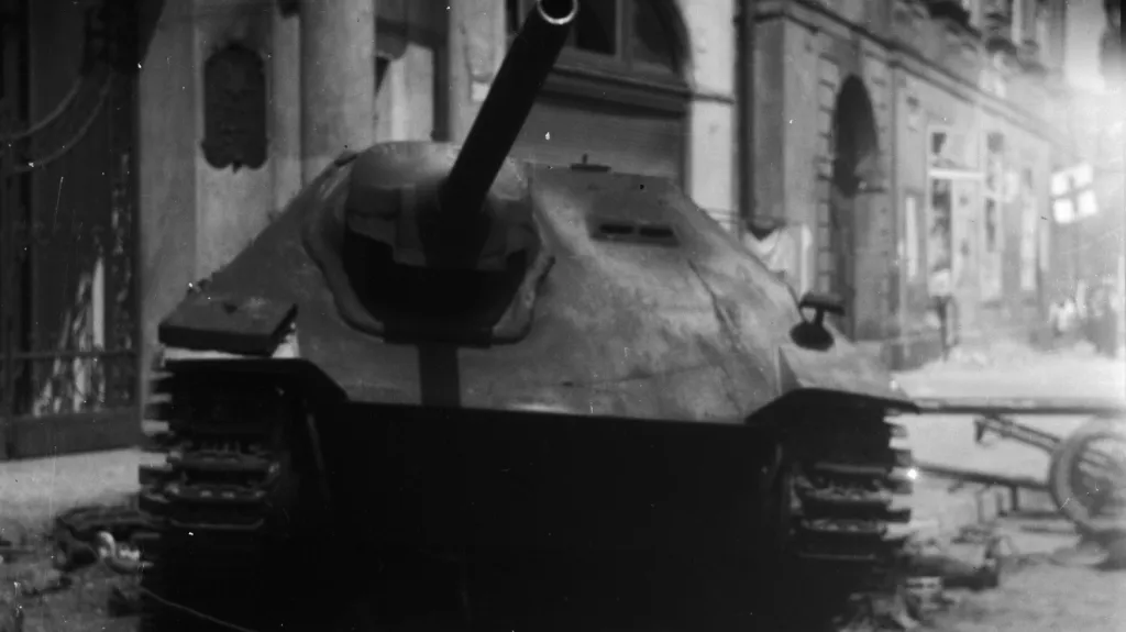 Zničený německý tank na Staroměstském náměstí