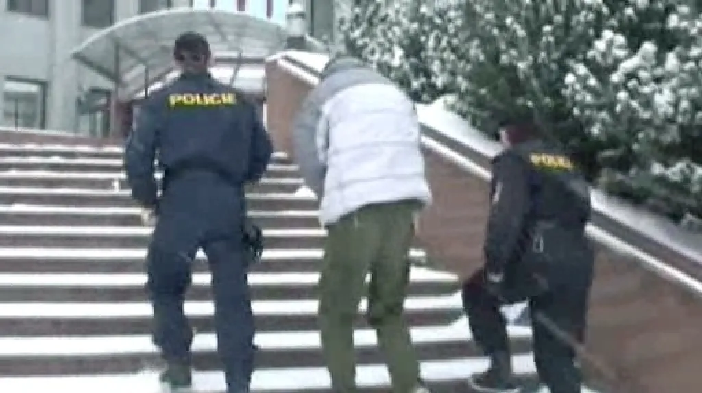 Násilník v doprovodu policistů