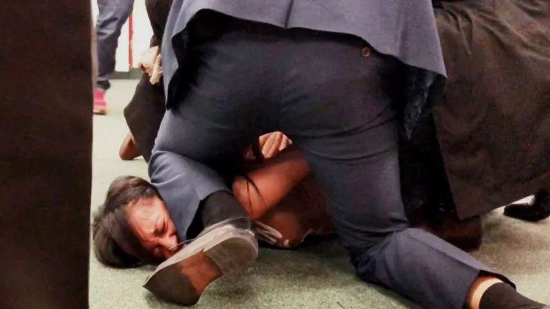 Prezidentova ochranka aktivistku zpacifikovala