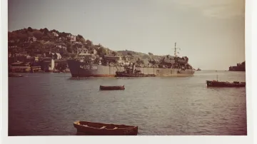 USS LST-289 připlouvá do přístavu Dartmouth Harbor v Anglii poté, co byla 28. dubna 1944 torpédována německými čluny během nácviku invaze u Slapton Sands v Anglii