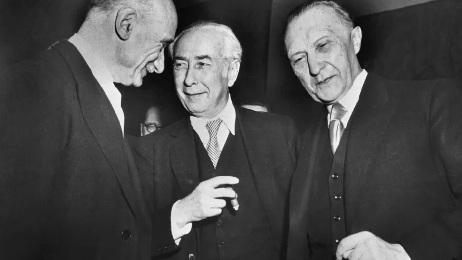 Francouzský ministr zahraničí Robert Schuman, německý prezident Theodor Heuss a kancléř Konrad Adenauer