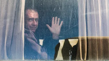 Palestinec mává z okna na hraničním přechodu Rafah, přes který ranění a pacienti v doprovodu svých příbuzných opustili Gazu, 3. února 2026