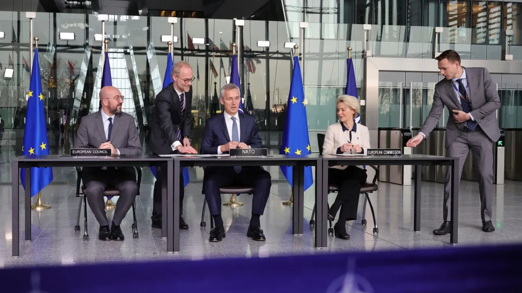 Lídři EU a NATO podepsali společnou deklaraci