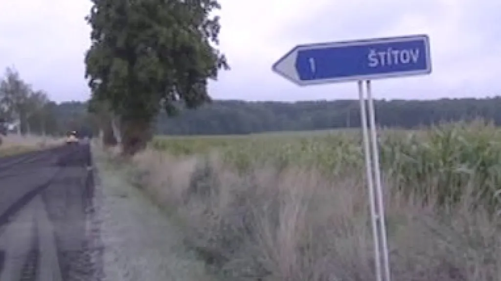 Ukazatel k obci Štítov