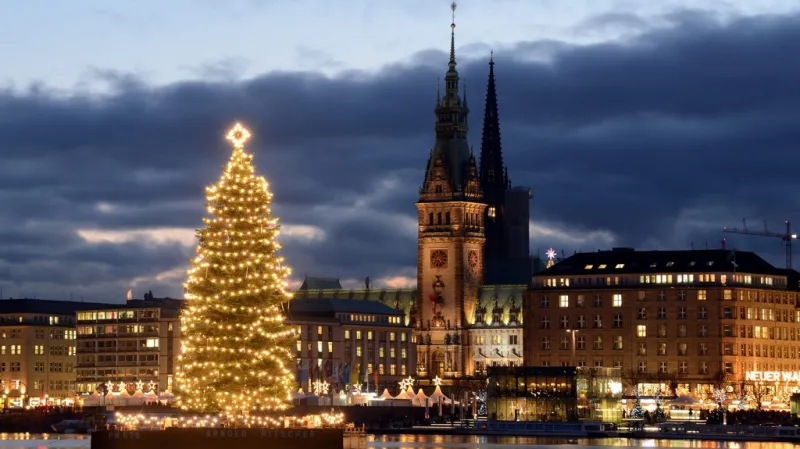Města se pyšní vánočními stromy