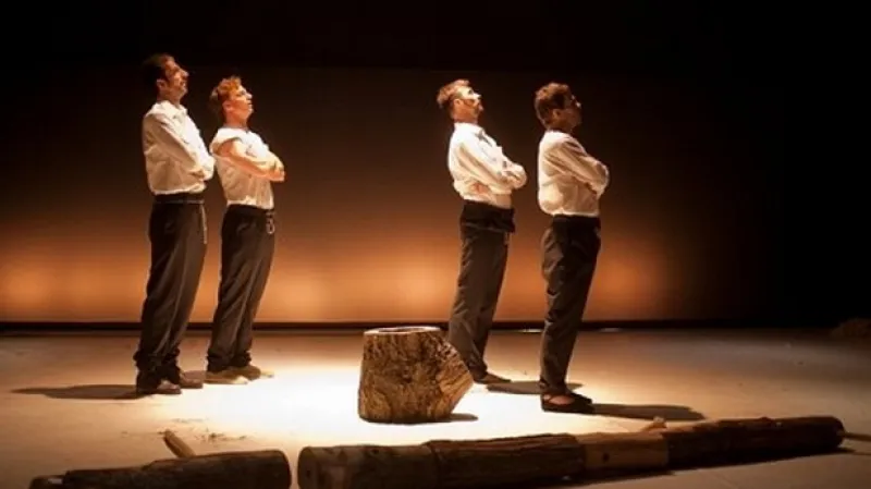 Z inscenace Divadla Komedie Muži - Režie a dramaturgie: Adéla Laštovková Stodolová a SKUTR