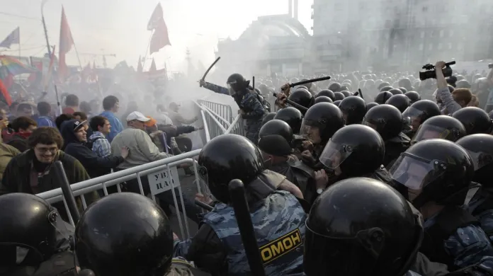 Zásah ruských pořádkových sil proti opozičním demonstrantům