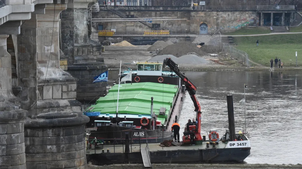 Uvázlá loď v Drážďanech